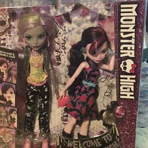 Welcome to monster high draculaura-and moanica two pack